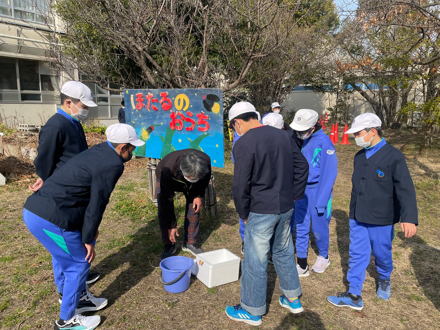 ホタルの幼虫の放流会の様子(2023/3/1) | 蓮池小学校 灯足(ほた)るの会